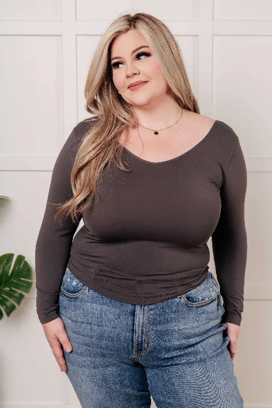 Weekend Specials to Indulge In Bring in the Basics Seamless Reversible V-Neck Charcoal